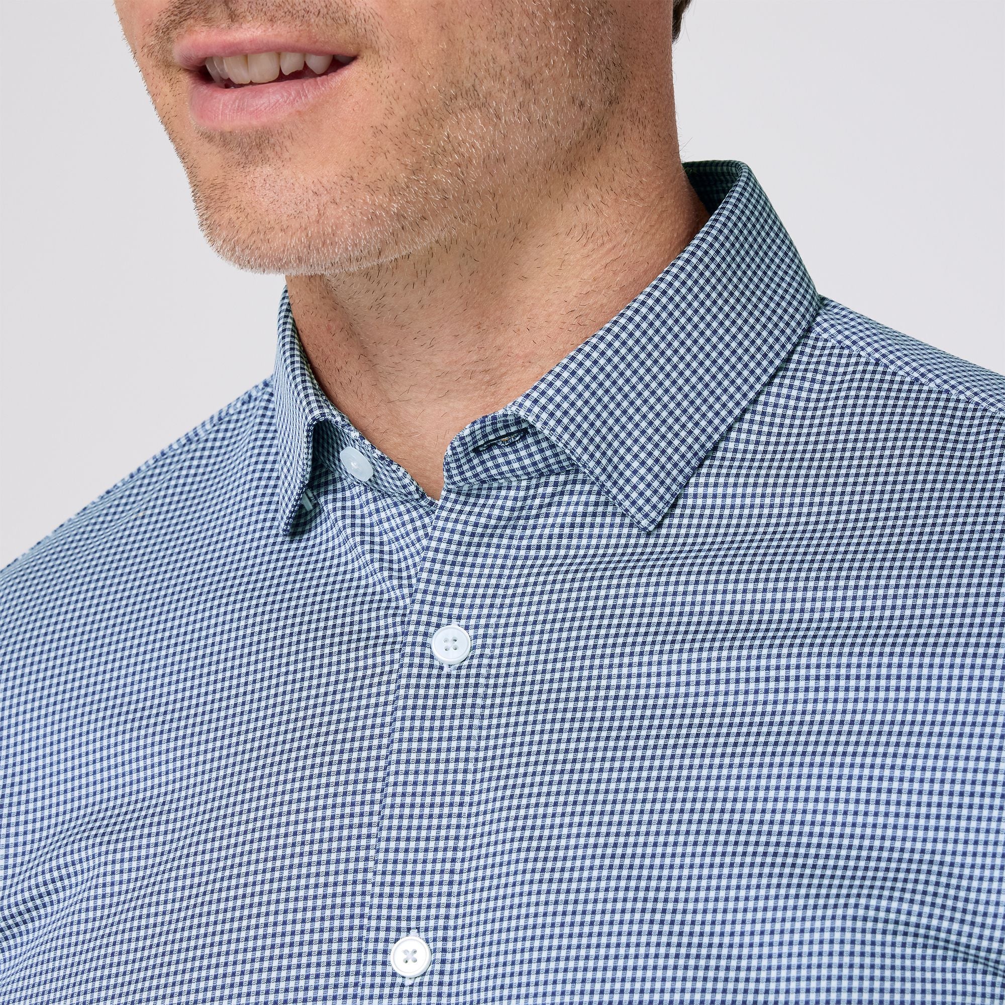Close-up of the collar and button-down neckline on the Mizzen+Main Long Sleeve Dress Shirt in Navy Peter Gingham.