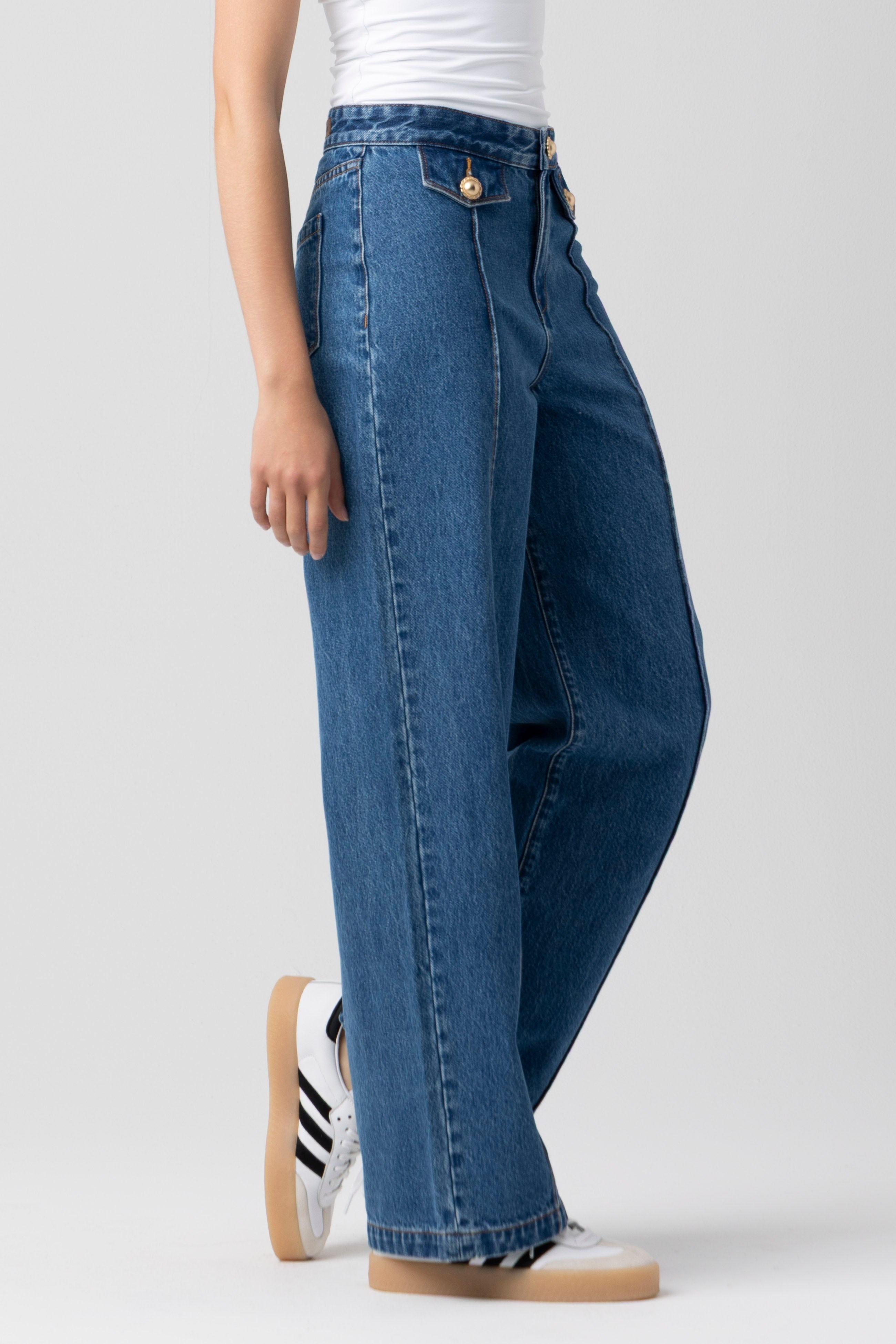 Side view of a model wearing the BLANKNYC Hands Down Pant in the Hands Down wash.