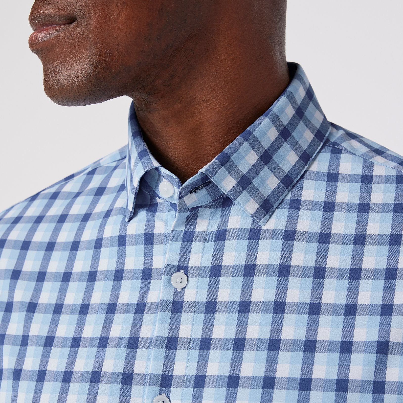 Close up of Mizzen + Main Leeward LS Coastal Fjord Dylan Plaid dress shirt neckline and buttoned front