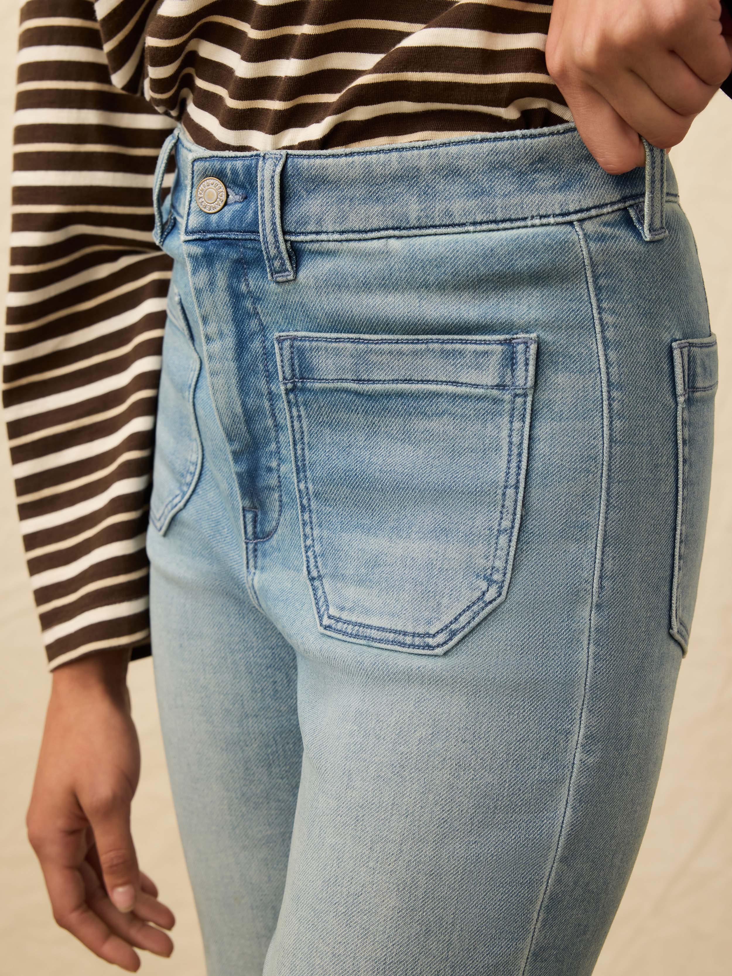 Close-up front side of the Faherty Stretch Terry Patch Pocket Ankle Pant in Eastern Shore Wash, highlighting the waistband and front patch pockets.