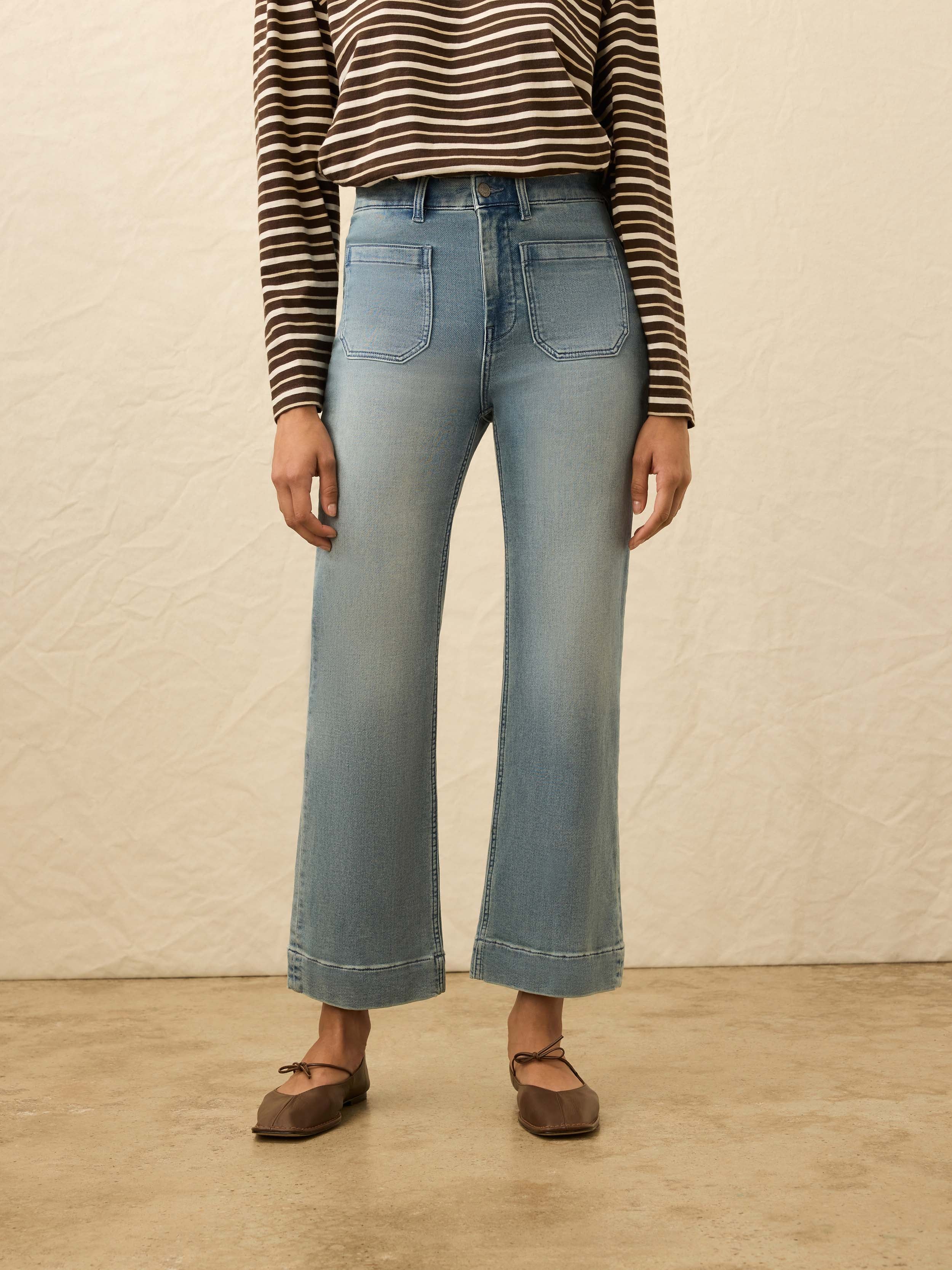 Model wearing the Faherty Stretch Terry Patch Pocket Ankle Pant in Eastern Shore Wash, front view.